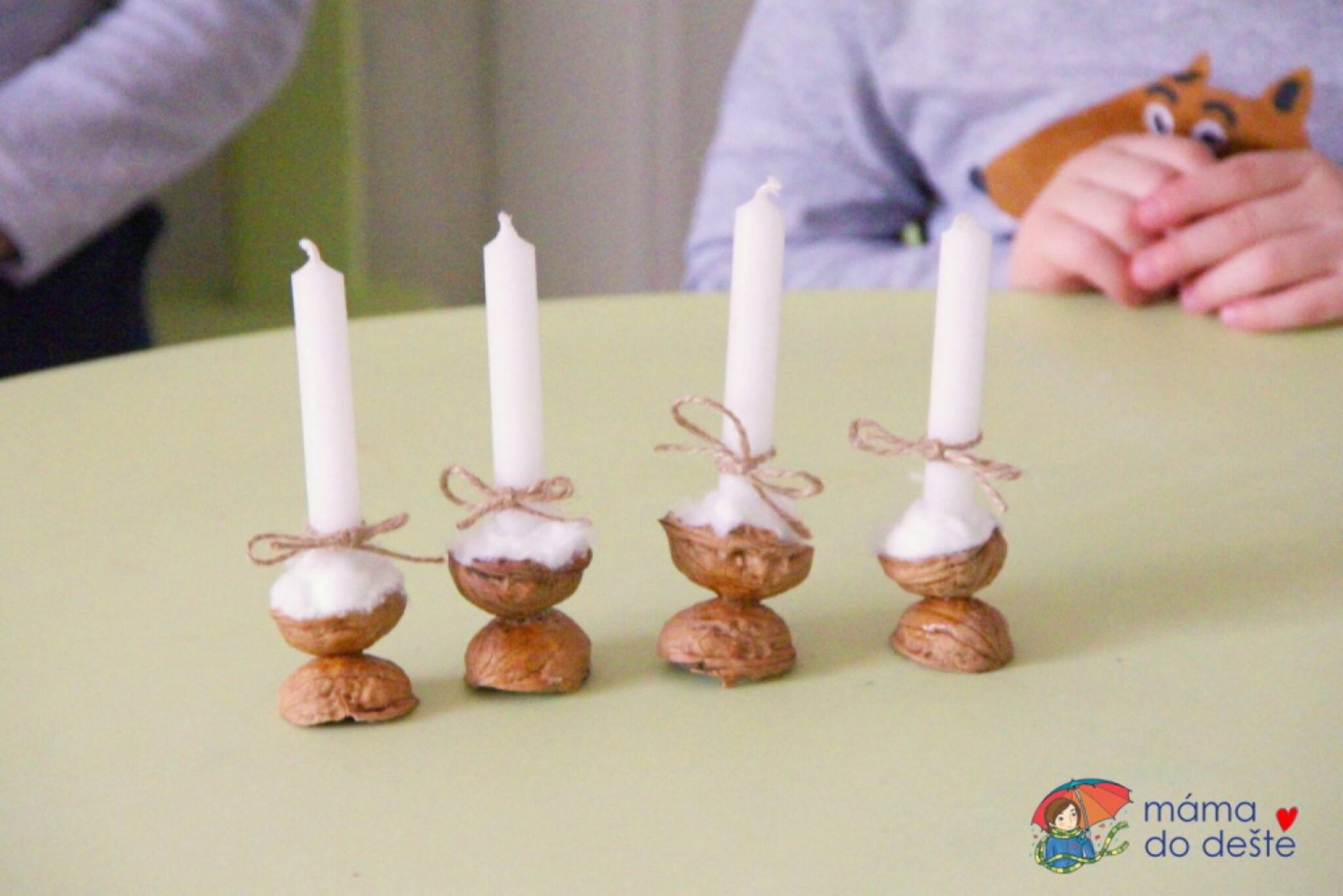 DIY-Kerzenleuchter aus Walnussschale