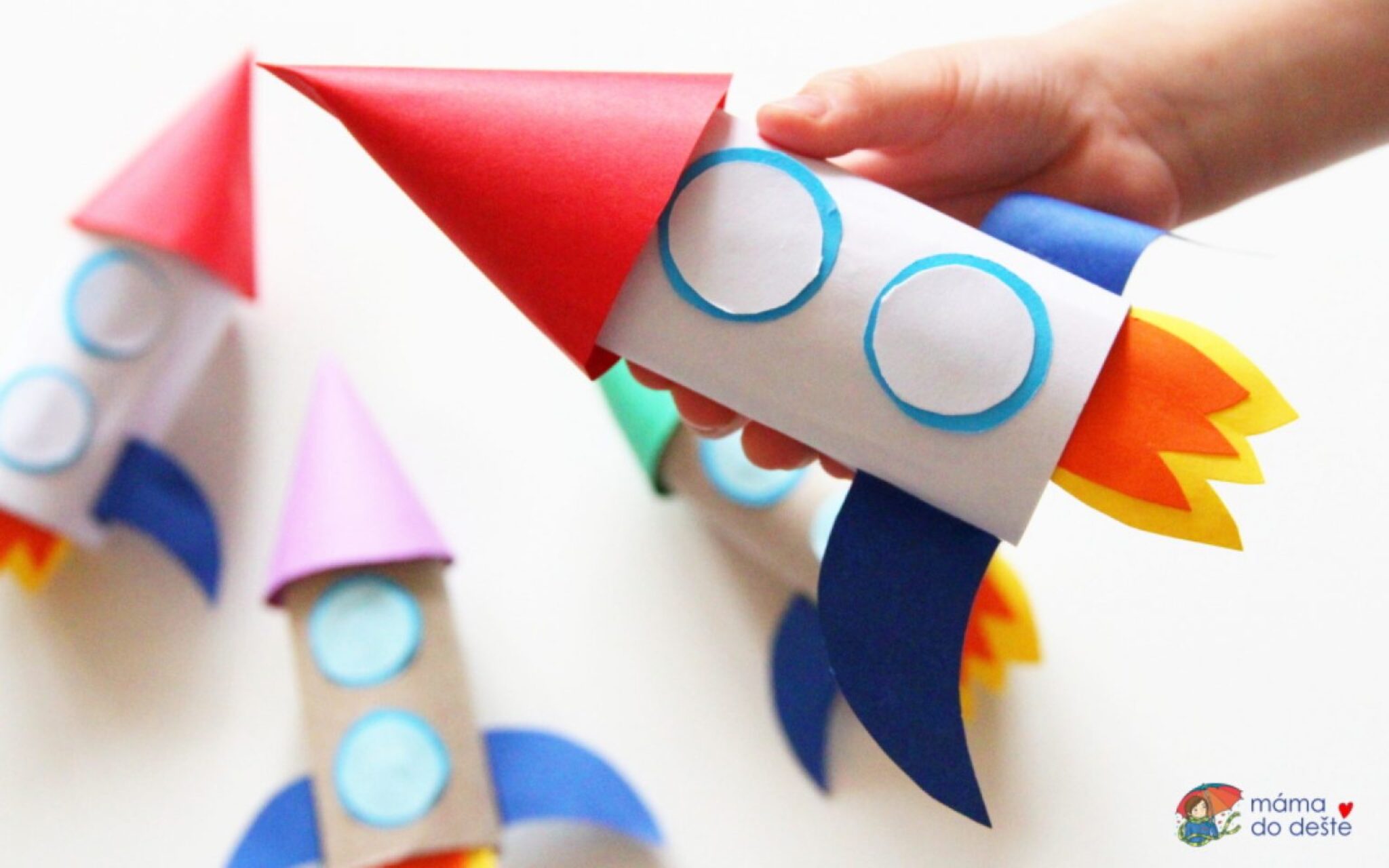 Rakete von einer Toilettenpapierrolle (Kreation für Kinder)